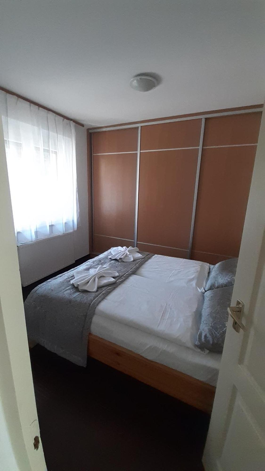 Mary Apartmanhaz ヘーヴィーズ エクステリア 写真