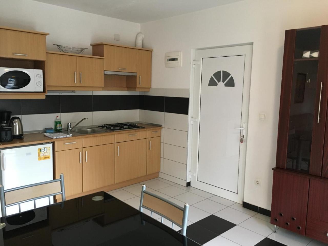 Mary Apartmanhaz ヘーヴィーズ エクステリア 写真