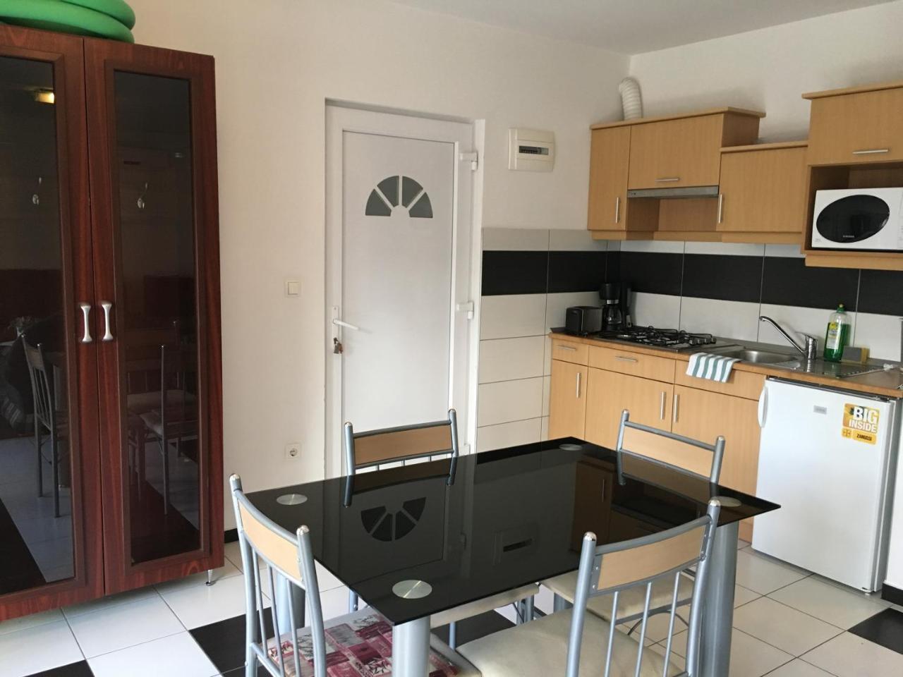 Mary Apartmanhaz ヘーヴィーズ エクステリア 写真