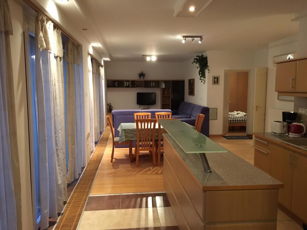 Mary Apartmanhaz ヘーヴィーズ エクステリア 写真