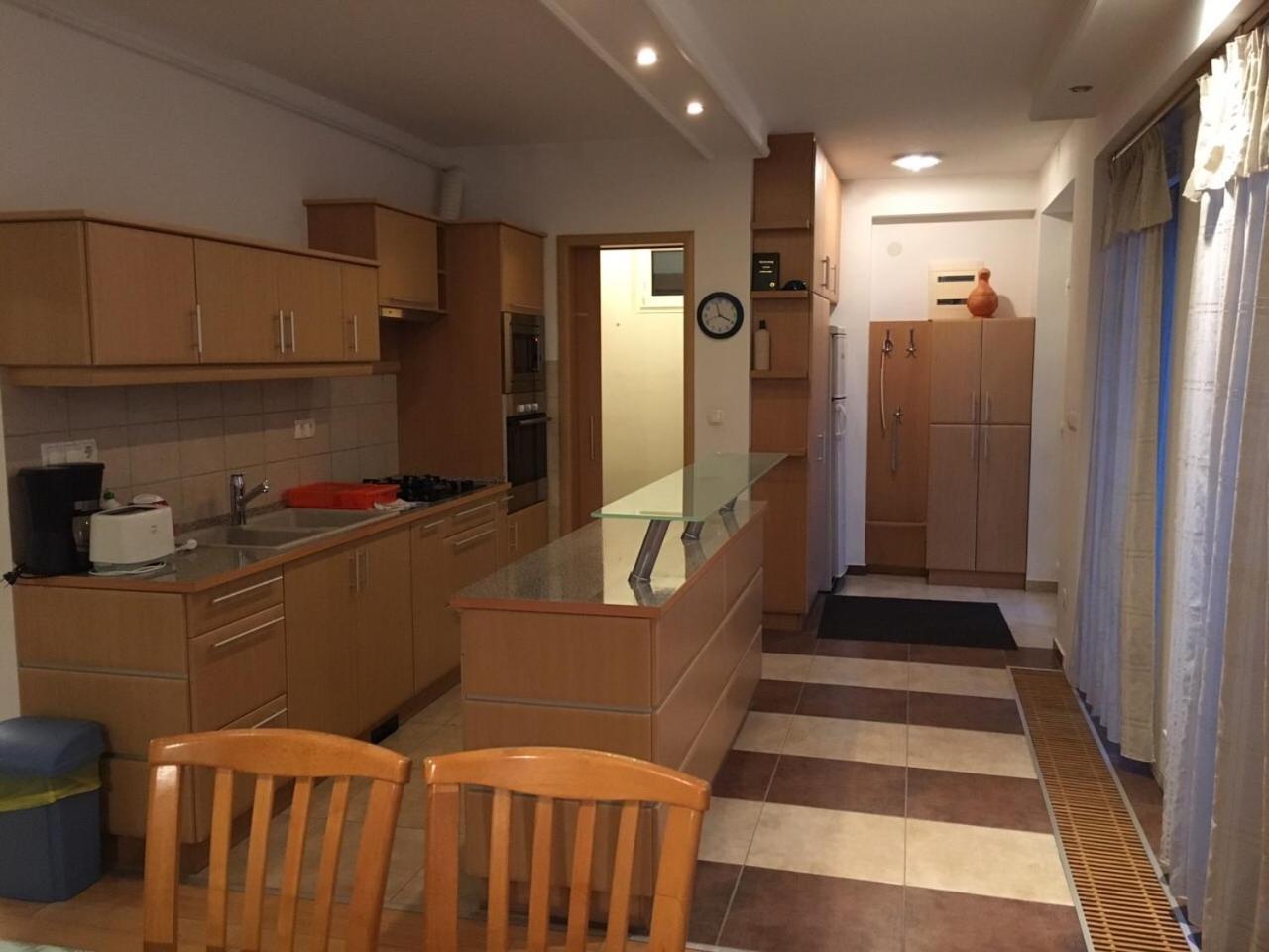 Mary Apartmanhaz ヘーヴィーズ エクステリア 写真